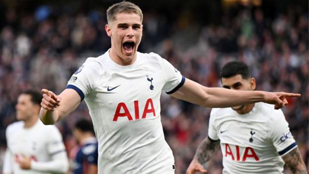 Tottenham beat Forest to move into top four
