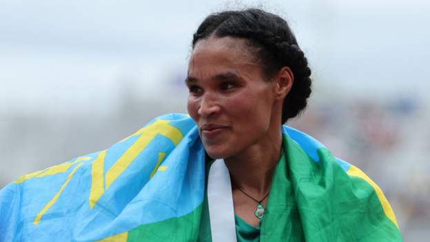 World Athletics Championships: Ethiopia's Letesenbet Gidey wins 10,000m gold