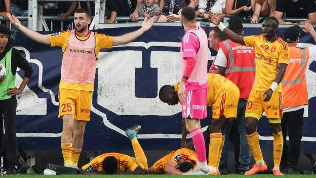 Bordeaux-Rodez abandoned after fan attacks player