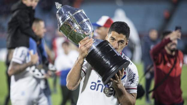suarez-scores-v-liverpool-to-win-uruguayan-title