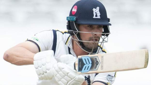 Rhodes steers Warwickshire into lead at Lord’s-ZoomTech News