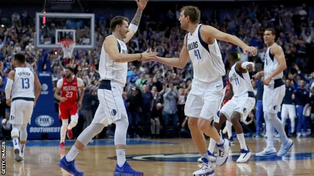 Dirk Nowitzki celebrates