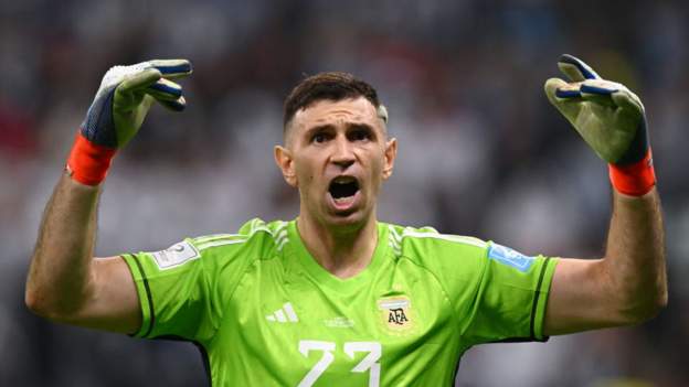 World Cup 2022: Emiliano Martinez's penalty shootout mind games help Argentina t..