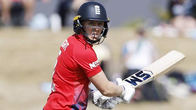 Knight's Fifty hilft England, Neuseeland im zweiten T20 zu schlagen