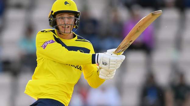 Toby Albert: Hampshire batter signs two-year contract extension - BBC Sport