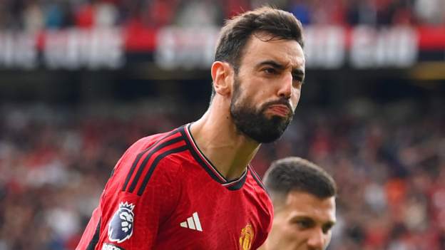 Manchester United 3-2 Nottingham Forest: Bruno Fernandes' penalty ...