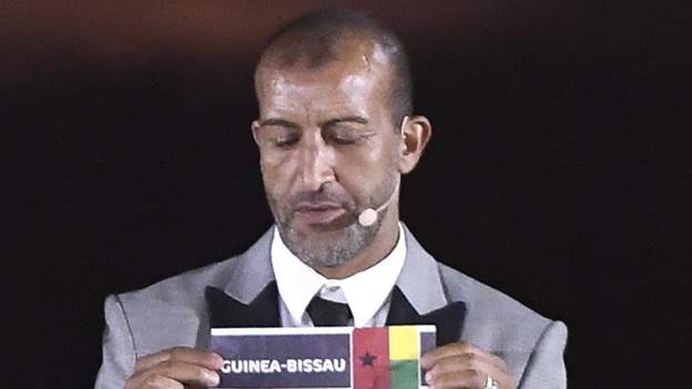 Mustapha Hadji: Ex-jogador marroquino banido por cinco anos em escândalo de licença de treinador