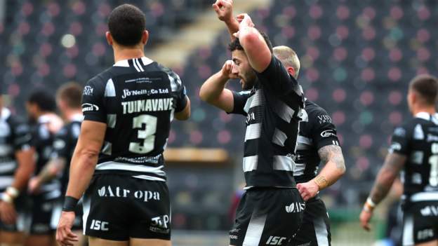 Hull mark home return with Castleford thumping