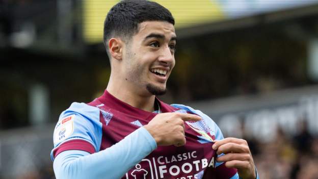 Leaders Burnley impress in win at Norwich