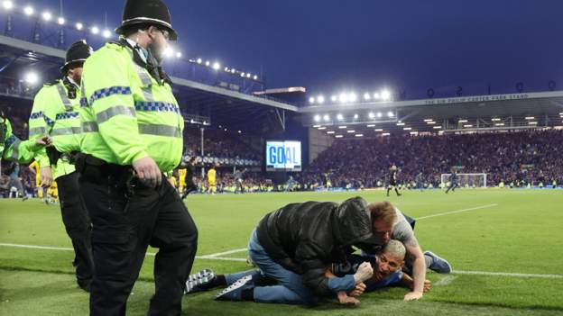 Premier League clubs agree new measures to tackle pitch invasions
