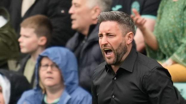 Fleetwood appoint former Hibernian boss Johnson-ZoomTech News