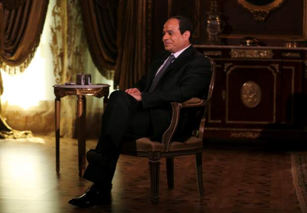 مصريون مؤيدون للسيسي "يأملون" في عدم ترشحه مجددا والسعودية تنفي حدوث "انقلاب ناعم"