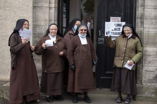 Sisters from Carmelite Monastery in Dysart arrive to cast their vote in ...