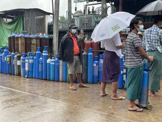 ရန်ကုန်လမ်းမထက် မိုးထဲလေထဲ အောက်ဆီဂျင်ရရေး ကြိုးပမ်းနေသူများ