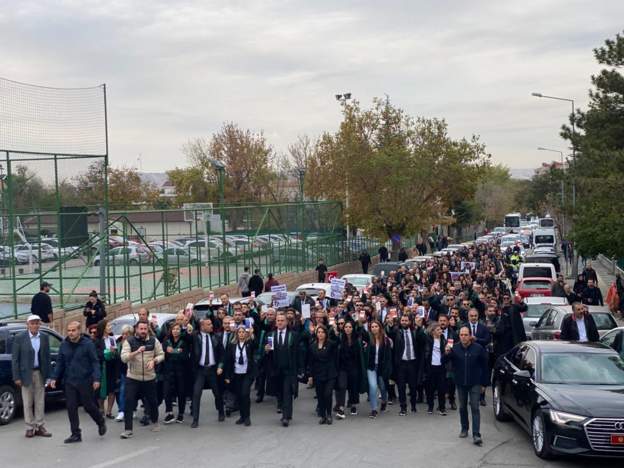 Avukatlar ellerinde Anayasa kitapçığı ile Yargıtay’a yürüyor