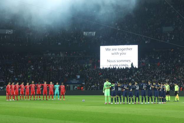 Sahalarda depremzedelere saygı duruşu