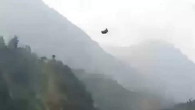 १२ सय फिट उचाईको तुइनमा आठ जना अड्किएपछि...