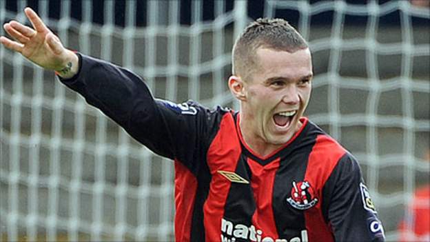 Martin Donnelly leaves Crusaders to join Cliftonville - BBC Sport