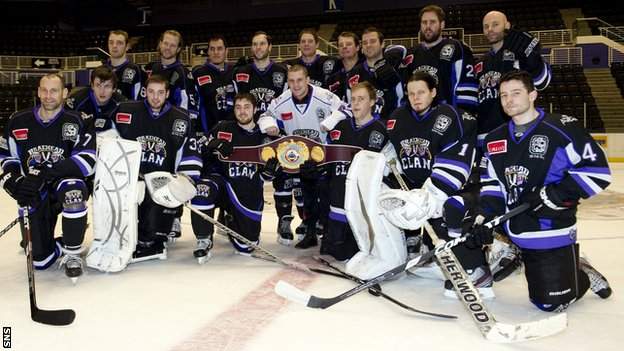 Braehead Clan pose with boxing champion Ricky Burns