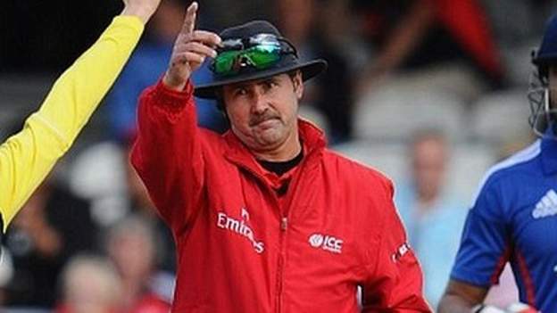 Richard Illingworth shares knowledge with budding German umpires