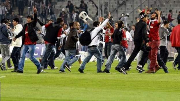 Besiktas v Galatasaray: Crowd trouble ends Istanbul derby ...