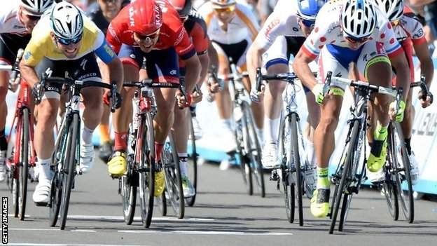 Mark Cavendish (left) edges out Peter Sagan (right)