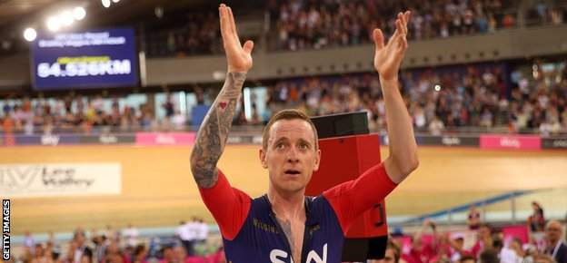 Sir Bradley Wiggins takes the acclaim of fans