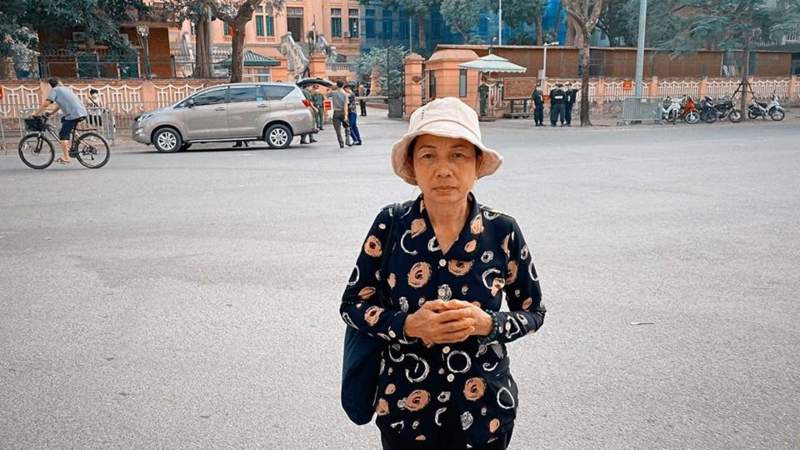 Bà Nguyễn Thị Loan, mẹ Hồ Duy Hải, không được vào dự phiên Giám đốc thẩm hôm 6/5. Bà đã đi đòi công lý cho con 12 năm qua