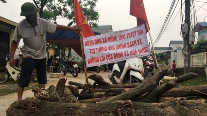 Một con đường ở xã Đồng Tâm, ngoại thành Hà Nội bị người dân lập chướng ngại vật ngăn cản giao thông