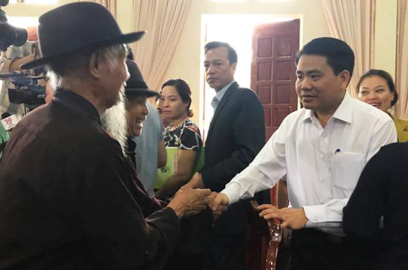 Chủ tịch Chung tiếp xúc và trao đổi với các cụ cao niên làng Đồng Tâm
