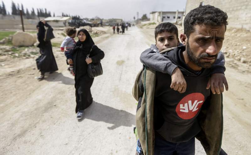 طفل في حقيبة، وآخر على ظهر أبيه .. صورتان لرصد مأساة النزوح من الغوطة 34b8371b-1498-4132-93d6-856503ef1b90