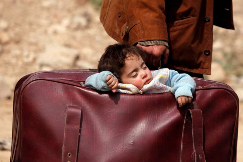 طفل في حقيبة، وآخر على ظهر أبيه .. صورتان لرصد مأساة النزوح من الغوطة F6b425ee-22e7-4ef9-98db-0a378a11f6f1