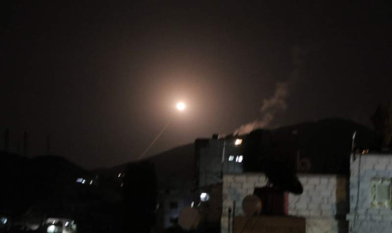 Một tên lửa phóng được phóng bởi lực lượng phòng không Syria nhằm ngăn chăn một tên lửa đang bay tới trên bầu trời Damascus sáng 14/4