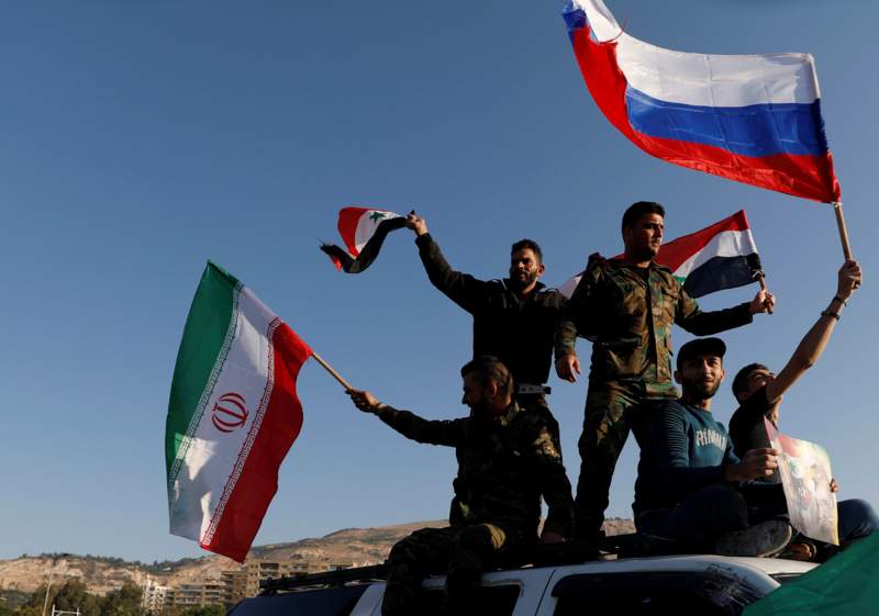 Người biểu tình vẫy cờ Nga, Iran và Syria