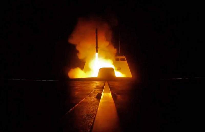 Bộ Quốc phòng Pháp vừa công bố một bức ảnh cho thấy một tên lửa hành trình được phóng lên từ một tàu biển ở Địa Trung Hải.