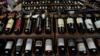Бутылки калифорнийских вин выставлены на полке в магазине John and Pete's Fine Wine and Spirits 14 февраля 2017 года в Лос-Анджелесе, штат Калифорния.