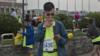 Участник курит сигарету перед участием в Пекинском марафоне 2015 года 20 сентября
