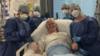 Брайан Харви с медиками, которые лечили его в течение девяти недель в больнице