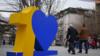 Статуя числа 10 в форме сердца, занимающего пространство 0 в числе, в честь 10-летия Косово.