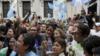 Люди реагируют у здания Конгресса Гватемалы после того, как конгресс проголосовал за лишение неприкосновенности президента Отто Переса в городе Гватемала, 1 сентября 2015 года.