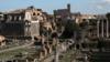 Вид на Колизей и Римский форум, сделанный с Капитолийского холма 20 октября 2020 года в Риме, Италия.