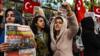 Турецкие протестующие у штаб-квартиры газеты «Бугун» и телеканала Kanalturk в Стамбуле во время демонстрации против подавления турецким правительством средств массовой информации