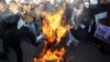 Протестующие в Багдаде сожгли изображение короля Саудовской Аравии Салмана (04.01.16)