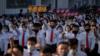 Северокорейские студенты принимают участие в митинге, осуждающем «перебежчиков с Севера», маршируя от Театра под открытым небом в Молодежном парке Пхеньяна к площади Ким Ир Сена в Пхеньяне 8 июня 2020 г.