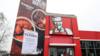 Фотография закрытой вывески возле ресторана KFC недалеко от Эшфорда, Кент.
