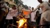Протестующие в Калькутте сжигают изображение премьер-министра Нарендры Моди