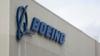 Логотип Boeing изображен на заводе Boeing Renton в Рентоне, штат Вашингтон