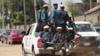 Группа сотрудников исламского шариата по имени Хисбах патрулирует город Кано на севере Нигерии на открытом пикапе. Фото файла