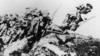Британские войска выходят из окопа в первый день Соммы