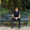 Навальный сидит на скамейке в парке на фотографии, загруженной в его аккаунт в Instagram